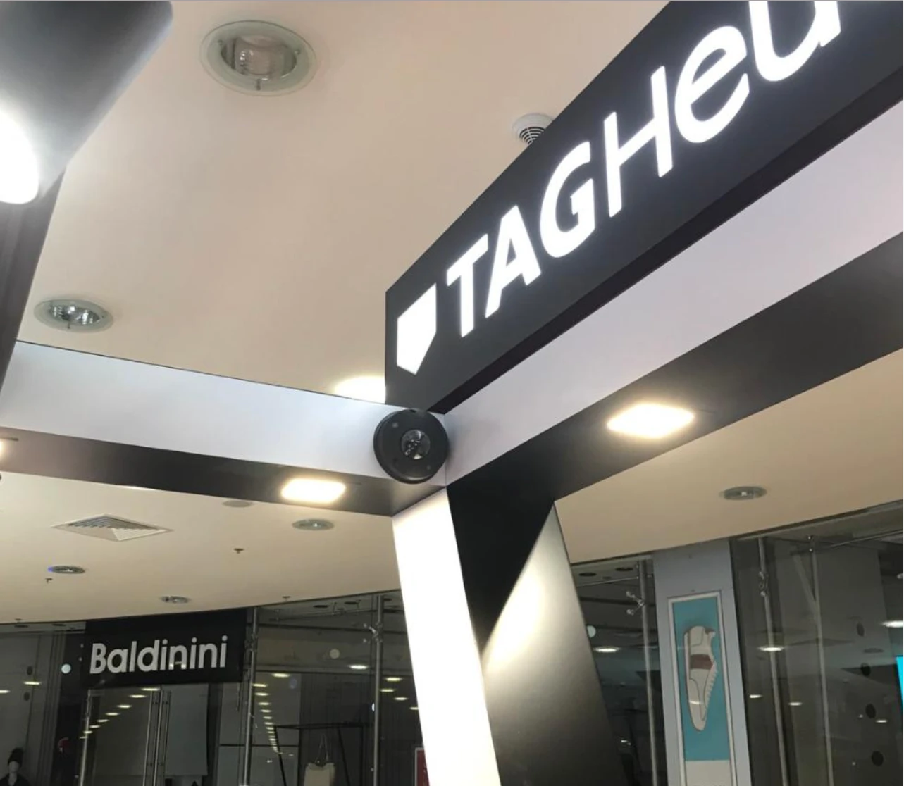 Установка IP-камер на островке TAG Heuer в ТРЦ Европейский