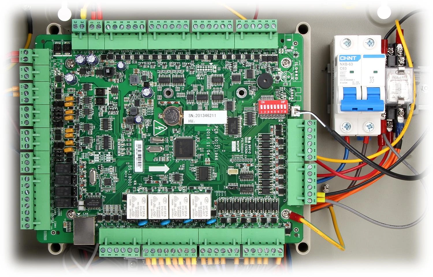 Основная плата контроллера Hikvision DS-K2604-G крупным планом