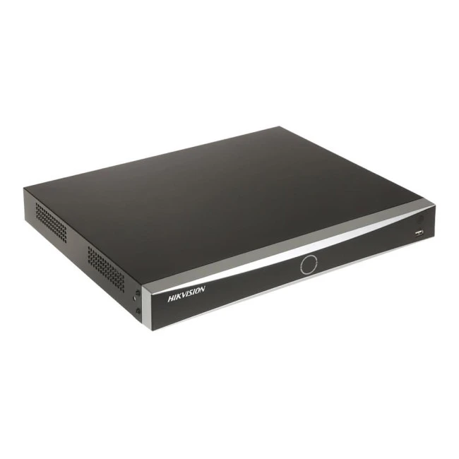 Сетевой видеорегистратор Hikvision DS-7616NXI-K2/16P(E) с интеллектуальной видеоаналитикой, вид спереди и слева