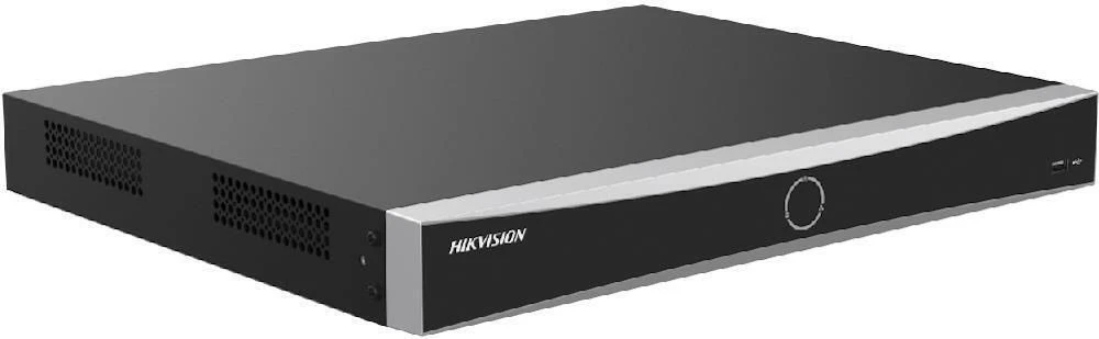 Сетевой видеорегистратор Hikvision DS-7616NXI-K2/16P(E) с 16 PoE-портами, вид спереди и слева