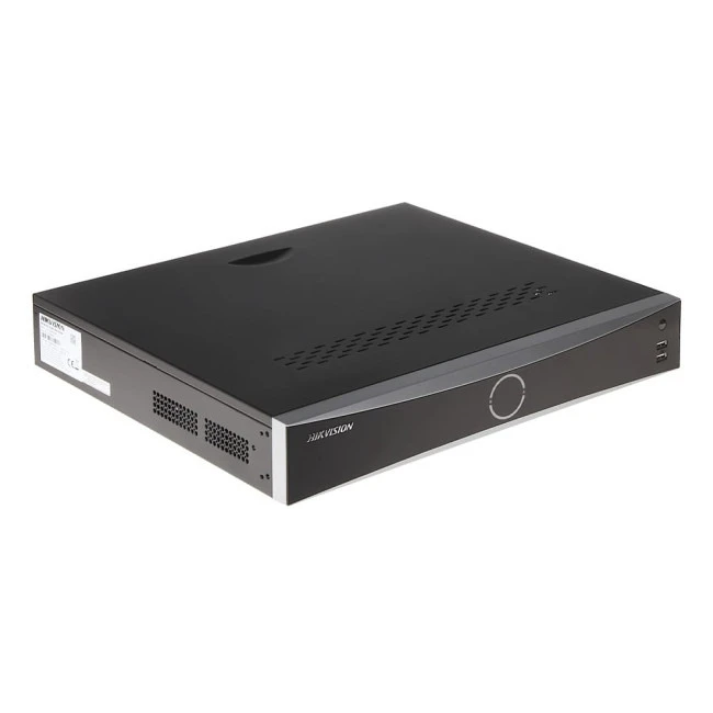 Сетевой видеорегистратор Hikvision DS-7716NXI-K4/16P(D) с 16 PoE-портами, вид спереди и слева