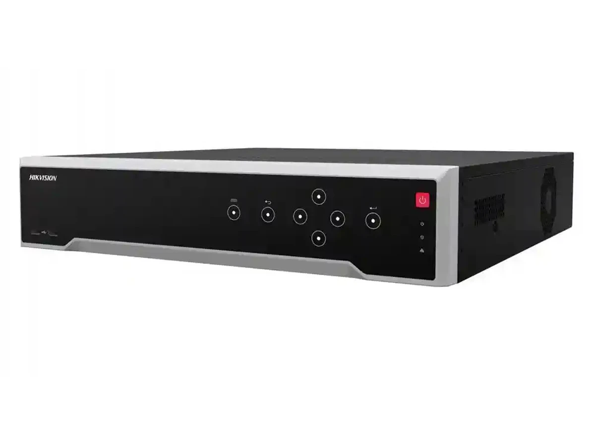 Сетевой видеорегистратор Hikvision DS-7764NI-M4 на 64 канала с кнопками управления на передней панели, вид спереди и справа