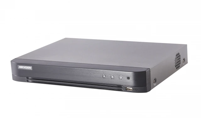 Гибридный видеорегистратор Hikvision iDS-7204HUHI-M1/FA в чёрном корпусе, вид спереди и справа